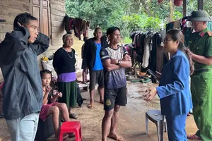 Lãnh đạo xã vận động các hộ dân thôn Đăk Ák di dời. Ảnh: UBND xã cung cấp