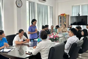 VKSND Khu vực 17 - TPHCM phối hợp BHXH cơ sở Dĩ An làm việc với doanh nghiệp chậm đóng số tiền lớn, kéo dài. Ảnh: ĐÔNG SƠN