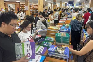 Phụ huynh đổ xô tìm mua sách giáo khoa cho con tại TPHCM 
