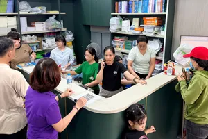 Phụ huynh mua SGK tại trụ sở Nhà xuất bản Giáo dục Việt Nam tại TPHCM (phường Chợ Quán) trong sáng 20-8. Ảnh: HOÀNG HÙNG
