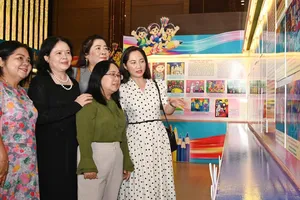 Các đại biểu tham dự họp mặt kỷ niệm 138 năm Ngày sinh Chủ tịch Tôn Đức Thắng và khai mạc trưng bày “Hành trình 20 mùa hoa”. Ảnh: QUỐC THANH