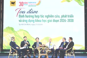 Các nhà khoa học trao đổi tại tọa đàm “Định hướng hợp tác nghiên cứu, phát triển và ứng dụng khoa học kỹ thuật giai đoạn 2026-2030” trong khuôn khổ buổi lễ