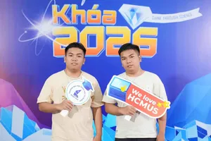 Trí Hậu (bìa trái) và Trí Hiền đến Trường ĐH Khoa học Tự nhiên, ĐHQG TPHCM, làm thủ tục nhập học chiều 21/8.