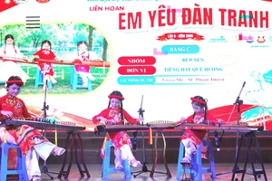 Tiết mục hòa tấu "Búp sen" mở màn chương trình Tổng kết và trao giải Liên hoan "Em yêu đàn tranh". Ảnh: THÚY BÌNH