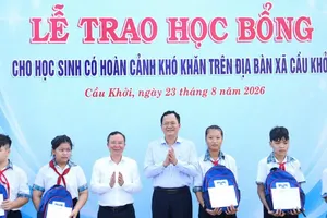 Tặng học bổng, cặp sách cho học sinh khó khăn tại xã Cầu Khởi, Tây Ninh 