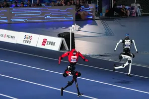 Robot hình người trong cuộc thi chạy 100m. Ảnh: THX