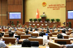 Quốc hội biểu quyết thông qua dự thảo Luật Phát triển đô thị, sáng 24-8. Ảnh: QUANG PHÚC