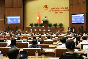 Quốc hội biểu quyết thông qua các luật, nghị quyết tại phiên họp sáng 24-8. Ảnh: QUANG PHÚC 