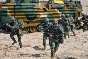 Lính thủy đánh bộ Mỹ và Hàn Quốc đổ bộ lên bãi biển Hwanjin ở Pohang trong một cuộc tập trận. Ảnh : UPI