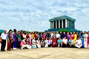 Đoàn đại biểu chụp hình lưu niệm tại Lăng Chủ tịch Hồ Chí Minh
