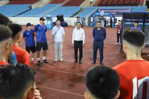 Thứ trưởng Hoàng Đạo Cương động viên toàn đội thi đấu nỗ lực, hướng tới kết quả tốt ở trận chung kết lượt về tối 26-8