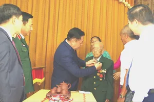 Đại tướng Nguyễn Trọng Nghĩa đến tận nhà trao Huy hiệu Đảng tặng các đảng viên lão thành