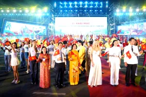 Các thí sinh Hoa hậu thế giới 2026 cùng Ban tổ chức cuộc thi tham dự Đại hội Thể dục Thể thao tỉnh Khánh Hòa lần thứ I năm 2026