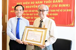 Bí thư Thành ủy TPHCM Trần Lưu Quang trao Huy hiệu 80 năm tuổi Đảng đến 2 đảng viên cao niên