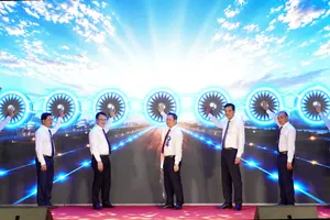 Đại biểu thực hiện nghi thức khởi động dự án cải tạo, mở rộng Nhà ga hành khách T1. Ảnh: XUÂN QUỲNH