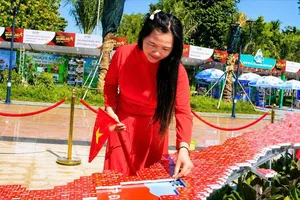 8.100 lá cờ Tổ quốc ghép thành bản đồ Việt Nam tại Quảng Ngãi