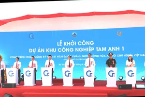 Các đại biểu thực hiện nghi thức ấn nút khởi công dự án