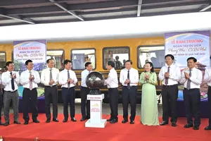 Các đại biểu bấm nút khai trương đoàn tàu “Phong Nha - Cố đô Huế: Hành trình Di sản thế giới”