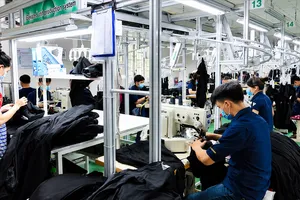 Công nhân sản xuất sản phẩm may mặc tại nhà máy VitaJean (Công ty TNHH Việt Thắng Jean), TPHCM. Ảnh: GIA HÂN