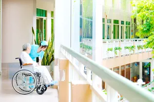 Nhân viên y tế Bệnh viện An Sinh chăm sóc người bệnh cao tuổi trong suốt quá trình điều trị. Ảnh: HẢI YẾN