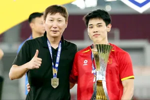 HLV Kim Sang-sik và cầu thủ Đình Bắc tại lễ nhận giải ASEAN Cup 2026. Ảnh: DŨNG PHƯƠNG