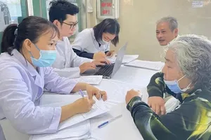 Nhân viên Trạm y tế phường Tân Hưng Thuận (TPHCM) khám sức khỏe cho người dân