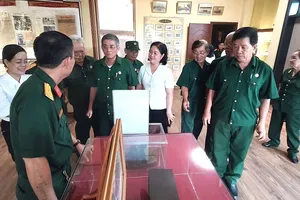 Đồng chí Nguyễn Thị Mỹ Hằng (giữa), Bí thư Đảng ủy phường Bến Cát tham quan không gian văn hóa Hồ Chí Minh tại nhà Cựu chiến binh Nguyễn Tiến Bình