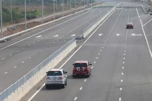 CSGT chưa triển khai xử lý vi phạm khoảng cách an toàn trên các tuyến đường cao tốc từ Khánh Hòa về TPHCM. Ảnh: TIẾN THẮNG