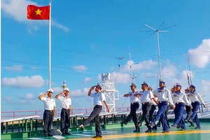 Thiêng liêng lễ chào cờ giữa biển khơi trên Nhà giàn DK1
