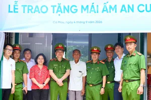 Lễ trao tặng mái ấm an cư cho gia đình ông Trần Công Định