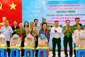 Đại diện lãnh đạo các đơn vị thuộc A02 và Công an tỉnh Đồng Tháp tặng quà các hộ dân