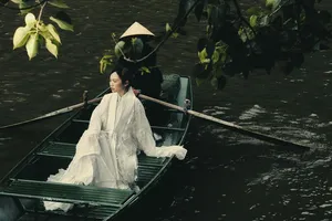 Ca sĩ Phương Mỹ Chi trong album Dân chơi dân ca. Ảnh: NVCC