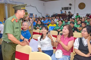Buổi tuyên truyền về xây dựng mô hình “Nhà trọ không tội phạm, không ma túy” do LĐLĐ TPHCM tổ chức dành cho chủ nhà trọ. Ảnh: HỒNG ĐÀO
