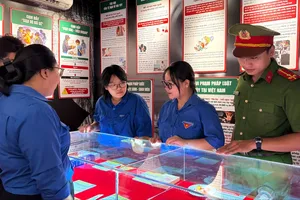 Học sinh, sinh viên đến tham quan, học tập tại điểm giáo dục cộng đồng về phòng, chống ma túy phường Chánh Hưng. Ảnh: NHÃ CHÂN