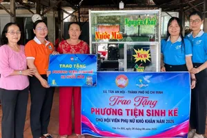 Hội LHPN xã Tân An Hội trao xe nước mía cho bà Cao Thị Diễm. Ảnh: NGỌC TRĂM