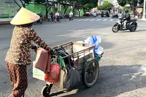 Lao động tự do ở TPHCM làm việc giữa thời tiết nắng nóng. Ảnh: DIỄM MI