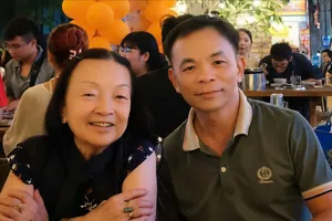 Luật sư Lê Xuân Hậu bên mẹ. Ảnh: NVCC