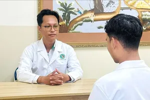 Thạc sĩ Tâm lý Trần Quang Trọng, Khoa Tâm lý lâm sàng, Bệnh viện Lê Văn Thịnh, tư vấn cho một người bệnh trẻ tuổi. Ảnh: MINH KHUÊ