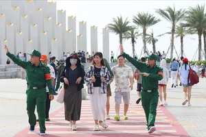 Các trật tự viên ở Vũng Tàu hỗ trợ người dân, du khách qua đường. Ảnh: THU HOÀI