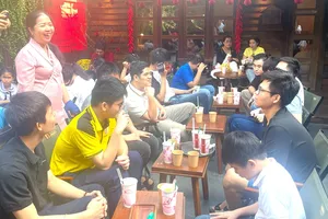 Các em nhỏ ở Mái ấm Thiên Ân hạnh phúc khi lần đầu tiên được đi uống nước ở ngoài tiệm. Ảnh: THƯ VIỆN SÁCH NÓI HƯỚNG DƯƠNG