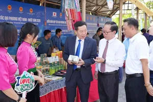 Lãnh đạo thành phố Huế tham quan không gian trưng bày các sản phẩm. Ảnh: UBND TP Huế