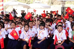 Học sinh Trường Phổ thông Dân tộc nội trú Tiểu học và THCS Tây Giang rộn ràng trong ngày khai giảng, giữa vùng biên giới TP Đà Nẵng. Ảnh: XUÂN QUỲNH