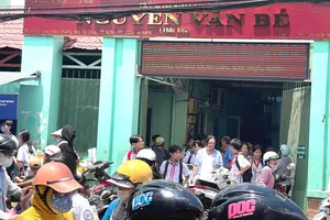 Phụ huynh chờ đón con tại phân hiệu Trường THCS Nguyễn Văn Bé (phường Bình Lợi Trung, TPHCM) vào trưa 7-9