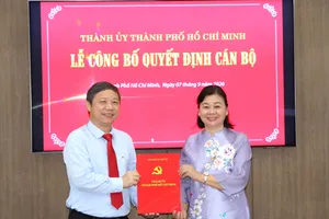 Trưởng Ban Tuyên giáo Thành ủy TPHCM Dương Anh Đức trao quyết định đến đồng chí Lý Việt Trung. Ảnh: THÁI PHƯƠNG