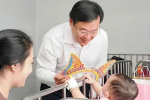 Phó Bí thư Thành ủy TPHCM Lê Quốc Phong thăm, tặng quà trung thu cho bệnh nhi điều trị tại Bệnh viện Nhi đồng 1. Ảnh: HOÀNG HÙNG