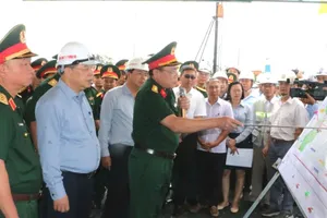 Phó Thủ tướng Thường trực Phạm Gia Túc kiểm tra công trường dự án cao tốc Cà Mau - Đất Mũi
