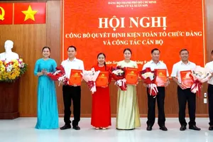 Lãnh đạo xã Xuân Sơn trao quyết định thành lập các chi bộ mới trực thuộc Đảng ủy xã. Ảnh: Q.V