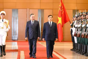 Tổng Bí thư, Chủ tịch nước Tô Lâm và Nhà vua Thái Lan duyệt đội danh dự Quân đội nhân dân Việt Nam tại lễ đón, sáng 15-9. Ảnh: VIẾT CHUNG 