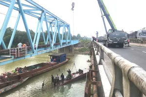 Di chuyển sà lan cuối cùng mắc kẹt ở cầu đường sắt Mỹ Chánh
