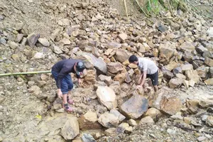 Đường vào bản Na Ngân bị sạt lở, chia cắt. Ảnh: LÔ KHĂM KHA